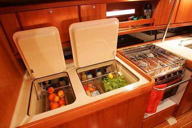 interni barca a vela: la zona cucina